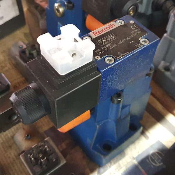 marca: REXROTH <br/>modelo: DBW10B552/160XYM6EW230N9K4 <br/>estado: nova