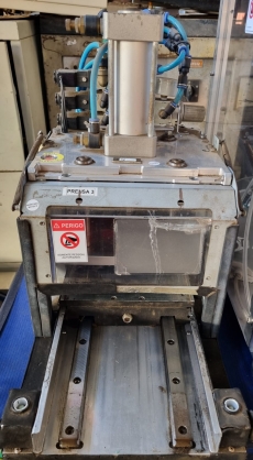 Prensa pneumática com carrinho guiado usada Prensa pneumática com carrinho guiado usada