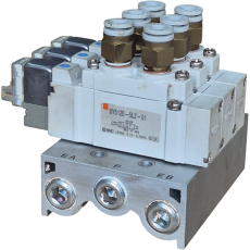 Terminal de válvulas SY5120-5LZ-01 com conexões pneumáticas - SMC usado